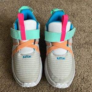 LeBron Witness 7 basketball shoes